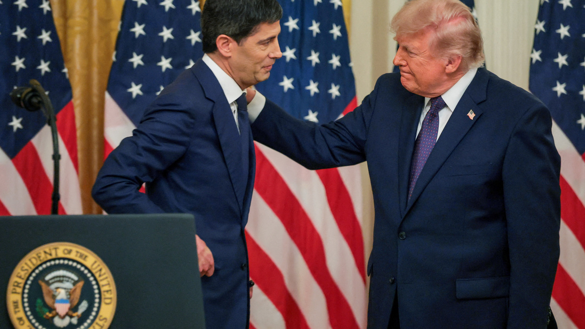 U.S. President Donald Trump greets the new Federal Reserve Chair Kevin Warsh after he was sworn in by U.S. Supreme Court Justice Clarence Thomas, in the East Room at the White House in Washington, D.C., U.S., May 22, 2026. REUTERS/Jonathan Ernst