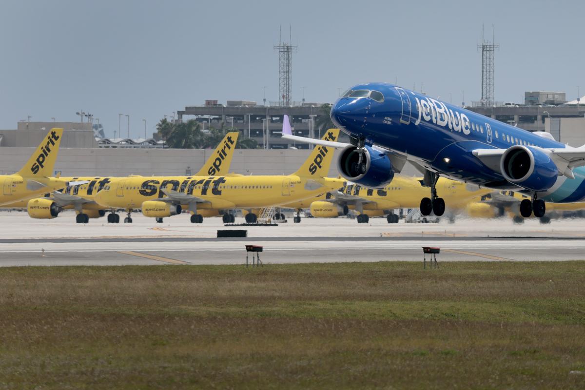  A JetBlue plane takes off near idle Spirit Airlines planes on the tarmac at the Fort Lauderdale-Hollywood International Airport on May 2 in Fort Lauderdale, Florida. (Photo by Joe Raedle/Getty Images) 