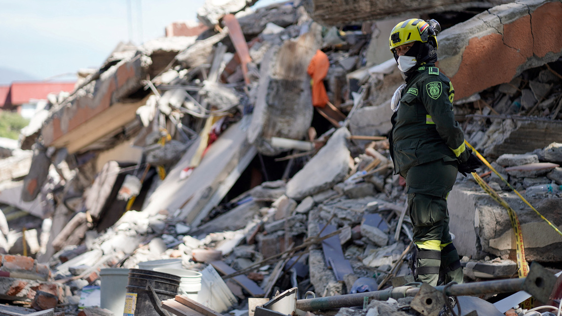 "Rescate", el veterano voluntario que busca víctimas entre los escombros tras el terremoto en Colombia 