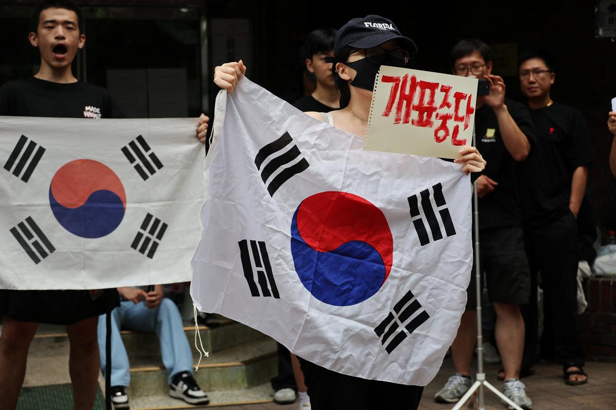 Far-right protesters chant slogans, calling for a halt to vote counting and a rerun of the race, as they surround a polling station where ballot boxes for local elections are still kept in, in Seoul, South Korea, June 4, 2026.     REUTERS/Kim Hong-Ji