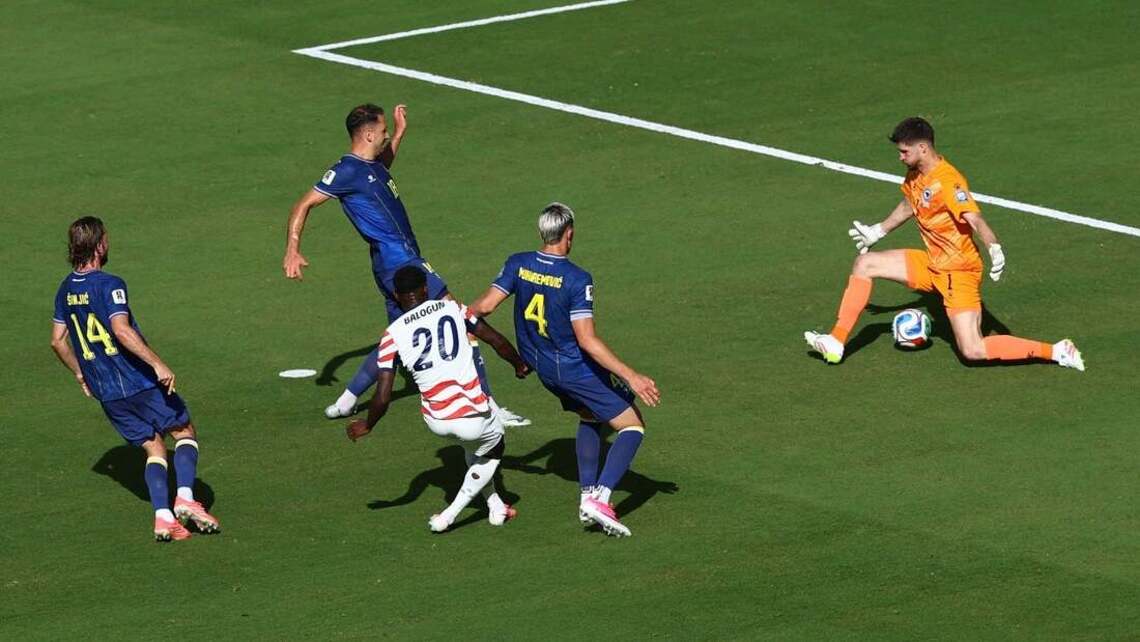 10-man U.S. earn 2-0 win over Bosnia, charge into round of 16 
