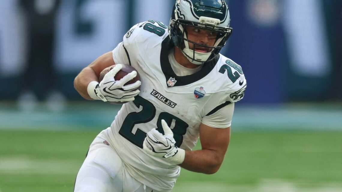 Report: Eagles RB Will Shipley has torn plantar fascia 