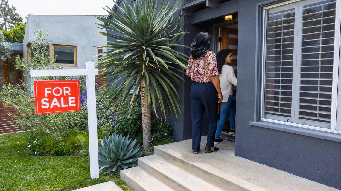 Redfin issues blunt warning that this week's mortgage rates could remain volatile 