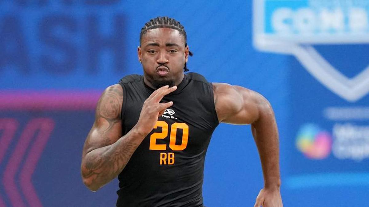  Feb 28, 2026; Indianapolis, IN, USA; Arkansas running back Mike Washington Jr. (RB20) during the NFL Scouting Combine at Lucas Oil Stadium. Mandatory Credit: Kirby Lee-Imagn Images | Kirby Lee-Imagn Images 