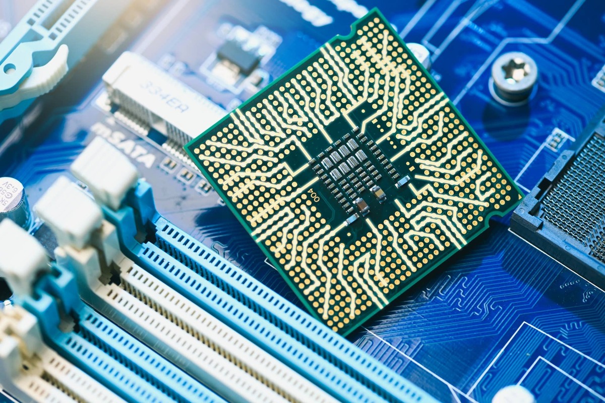  Broadcom shares have slid more than 16% in June 2026, even as company insiders continue selling stock. 