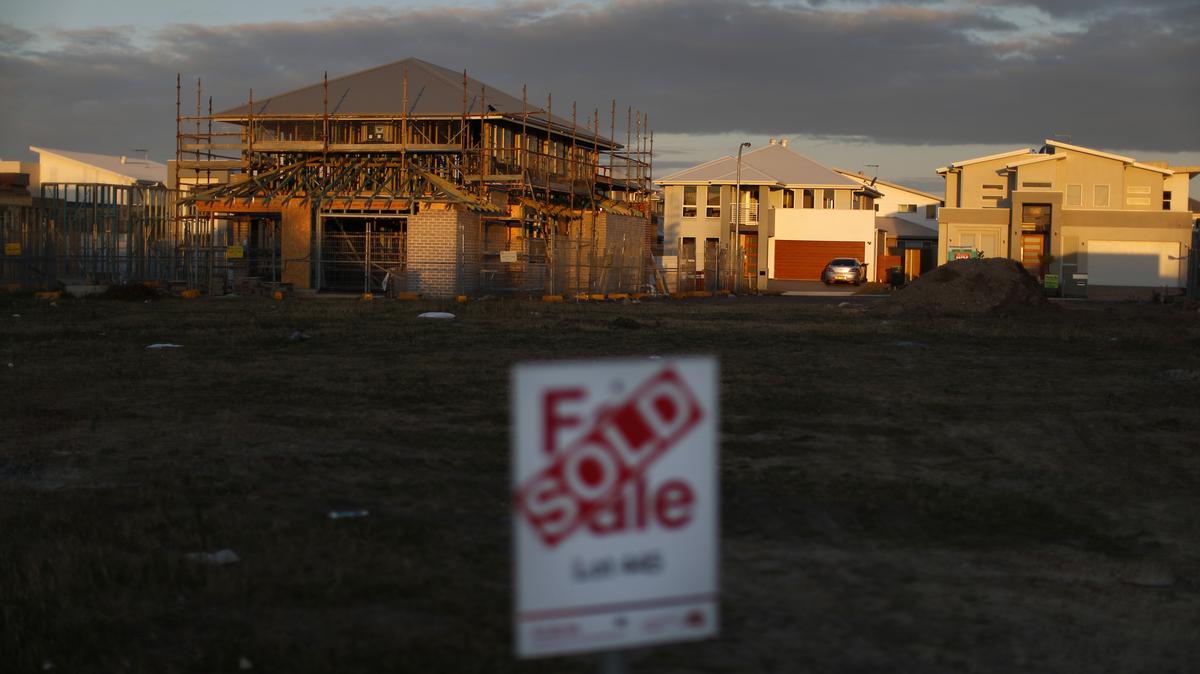 New homes and land for sale are pictured in southern Sydney August 14, 2014.     REUTERS/Jason Reed