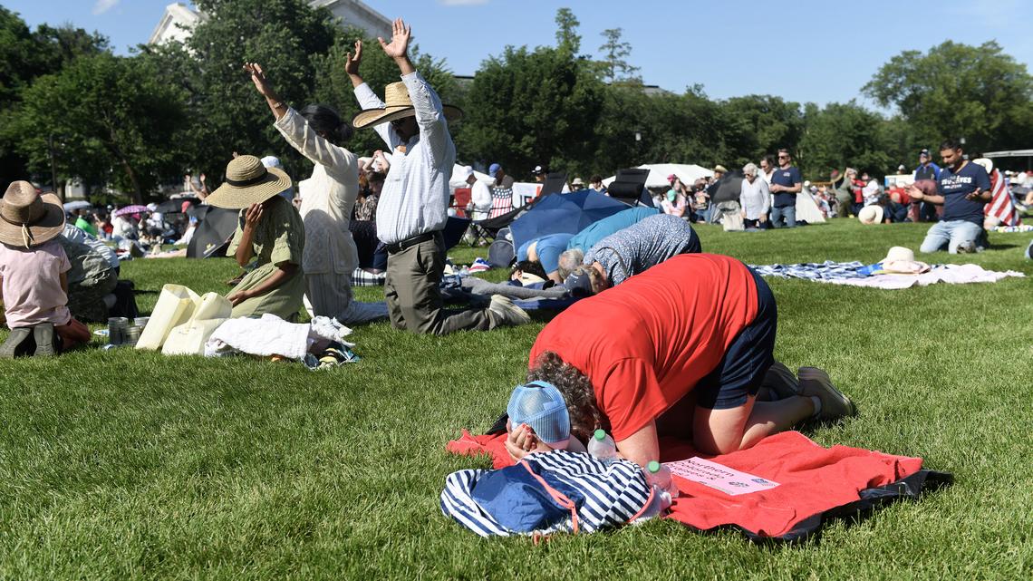 Robin Abcarian: Americans want to rebuild the wall between church and state 
