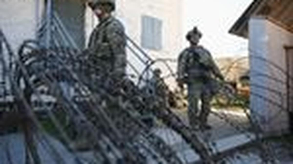 Soldiers stand next to a razor wire at a media day during the U.S. Army Combined Resolve exercise at the U.S. Army's southern Germany training facilities in Hohenfels, Germany, April 30, 2026. REUTERS/Angelika Warmuth