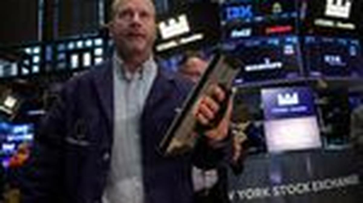 Traders work on the floor at the New York Stock Exchange (NYSE) in New York City, U.S., May 5, 2026. REUTERS/Brendan McDermid/File Photo