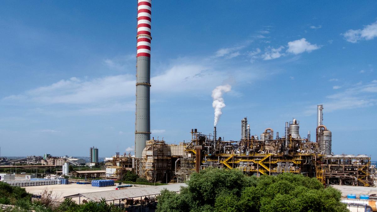 Una vista de la refinería ISAB en Priolo-Gargallo cerca de Siracusa, Sicilia, el martes 31 de mayo de 2022. ISAB, propiedad de la empresa rusa Lukoil, emplea a 1,000 personas directamente y otras 2,500 en actividades relacionadas. En un giro irónico, Italia ha aumentado sus importaciones de petróleo ruso en un período en el que el resto de Europa ha estado recortando sus compras a Moscú, incluso antes de las sanciones. Eso se debe a que los bancos se han negado a correr el riesgo de otorgar crédito a ISAB, controlada por Rusia, que les permitiría comprar petróleo de fuentes no rusas, incluso si las sanciones financieras no les prohibieran específicamente hacerlo. (Foto AP/Gaetano Adriano Pulvirenti)