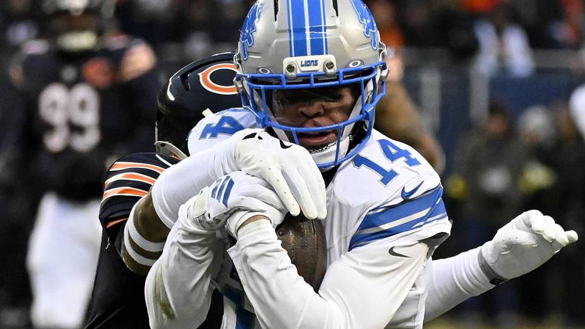 Detroit Lions wide receiver Amon-Ra St. Brown (14) runs with the ball against Chicago Bears safety Jaquan Brisker (9) during the first half at Soldier Field. Mandatory Credit: Matt Marton-Imagn Images | Matt Marton-Imagn Images 