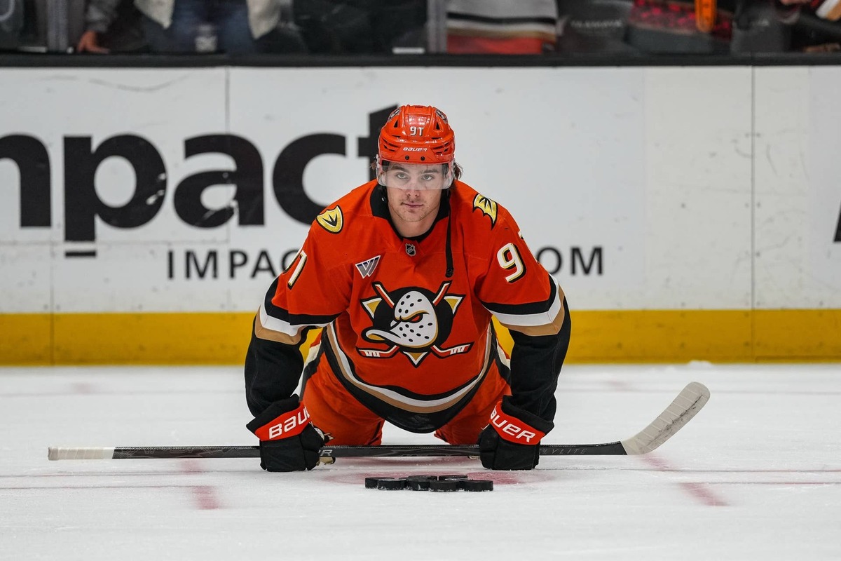  Anaheim Ducks center Leo Carlsson (91) stretches before a game. Corinne Votaw-Imagn Images