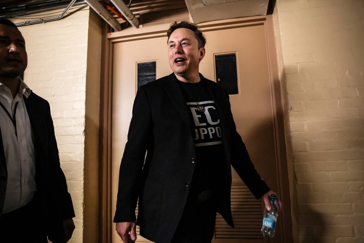  Tesla stock faces fresh scrutiny as SpaceX speculation raises valuation concerns. 