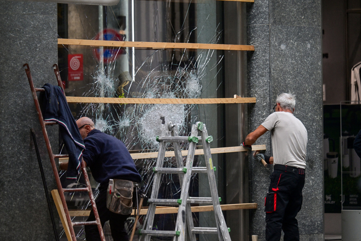 Milan luxury shops close for fear of new unrest as government prepares ...