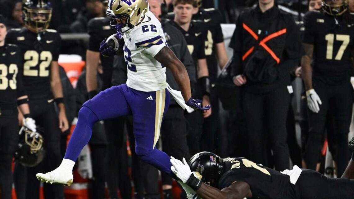Reserve QB throws for 3 TDs as Washington downs Purdue, ends skid