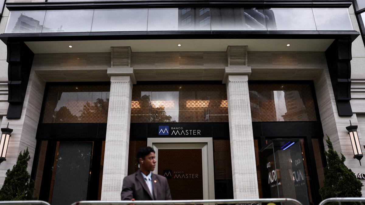 FILE PHOTO: A security guard stands outside Bank Master (Banco Master), following the arrest of the controlling shareholder of lender Banco Master, businessman Daniel Vorcaro, in Sao Paulo, Brazil, November 18, 2025. REUTERS/ Amanda Perobelli/File Photo