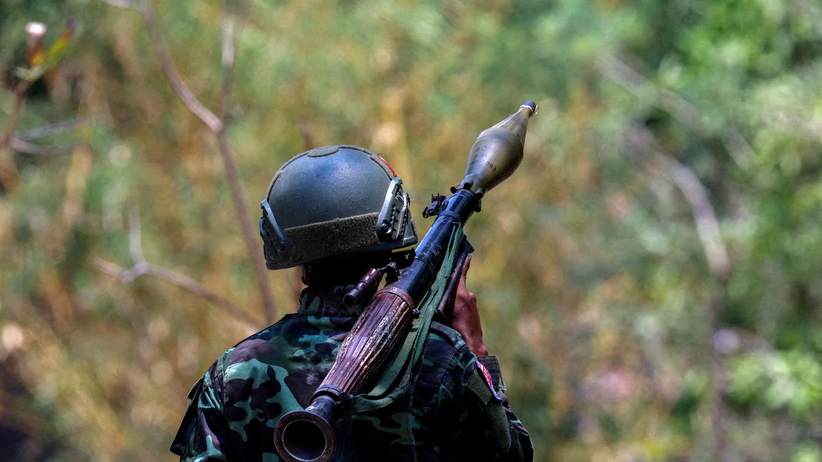 FILE PHOTO: A soldier from the Karen National Liberation Army (KNLA) carries an RPG launcher at a Myanmar military base at Thingyan Nyi Naung village on the outskirts of Myawaddy, the Thailand-Myanmar border town under the control of a coalition of rebel forces led by the Karen National Union, in Myanmar, April 15, 2024. REUTERS/Athit Perawongmetha/File Photo