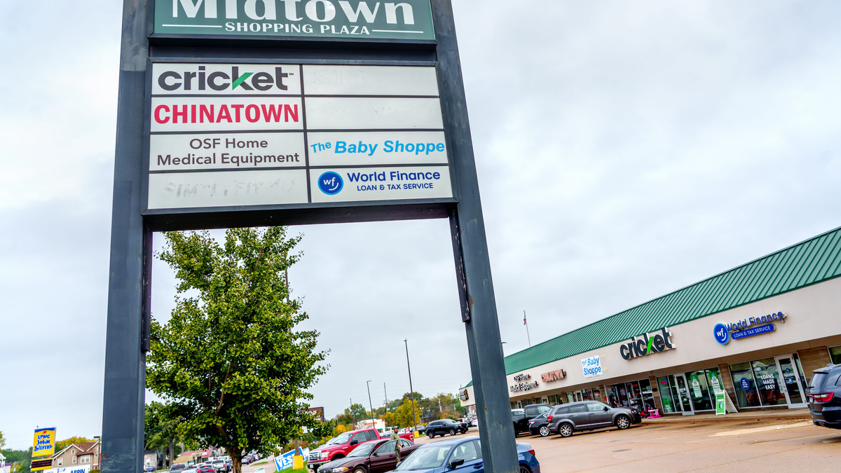 Peoria businesses face dilemma at plaza owned by healthcare giant