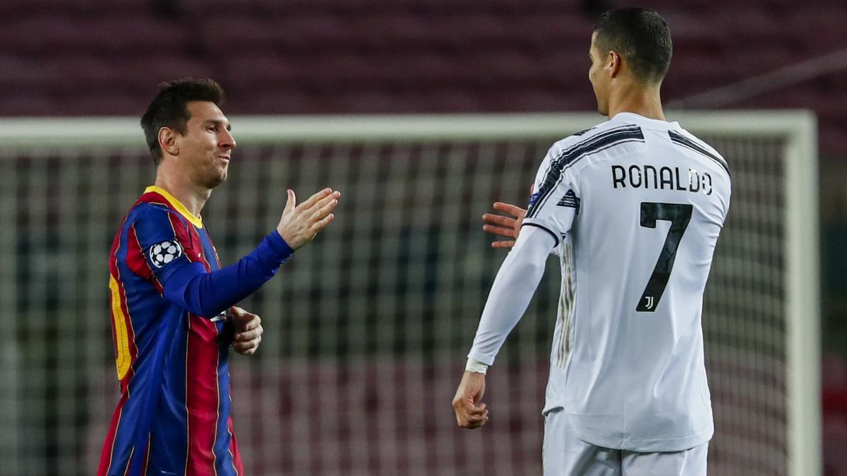 Foto de archivo. Lionel Messi (izq.) y Cristiano Ronaldo se saludan en un partido de la Liga de Campeones entre Barcelona y Juventus el 8 de diciembre de 2022 en Barcelona, España.