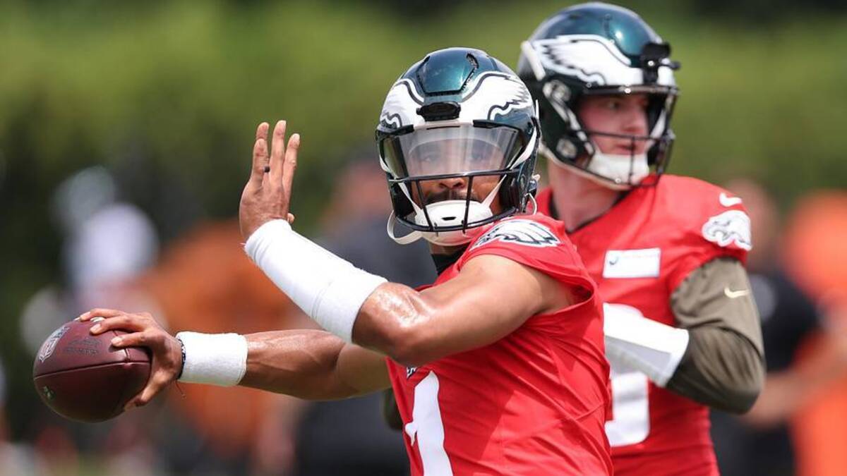  Jun 10, 2026; Philadelphia, PA, USA; Philadelphia Eagles quarterback Jalen Hurts (1) passes the ball during minicamp at Jefferson Health Training Complex. M | Bill Streicher-Imagn Images 