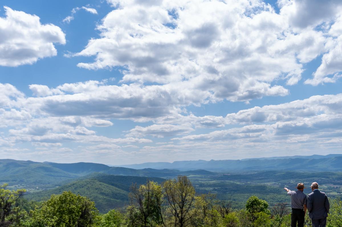  Britain’s King Charles III, right, at Shenandoah National Park, Thursday, April 30, 2026, in Front Royal, Virginia. 