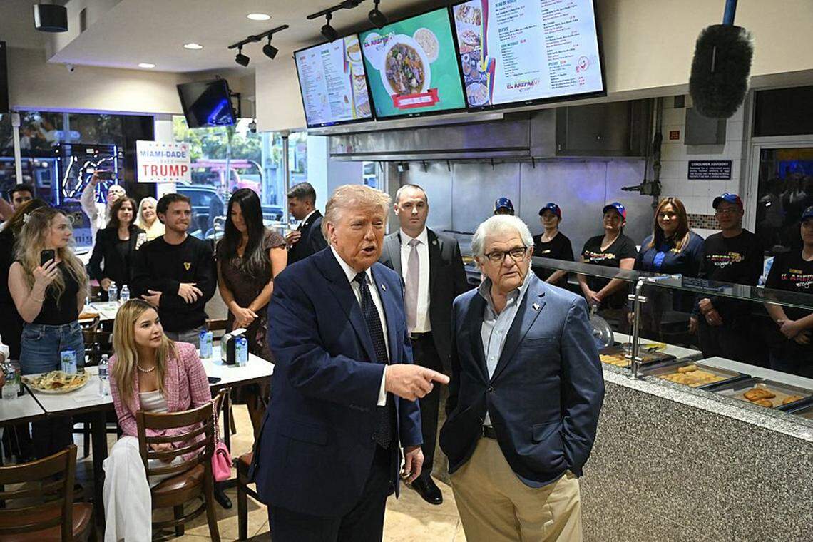 El presidente Donald Trump conversa con Max Álvarez, dueño del restaurante venezolano El Arepazo en Miami, el lunes 9 de marzo.