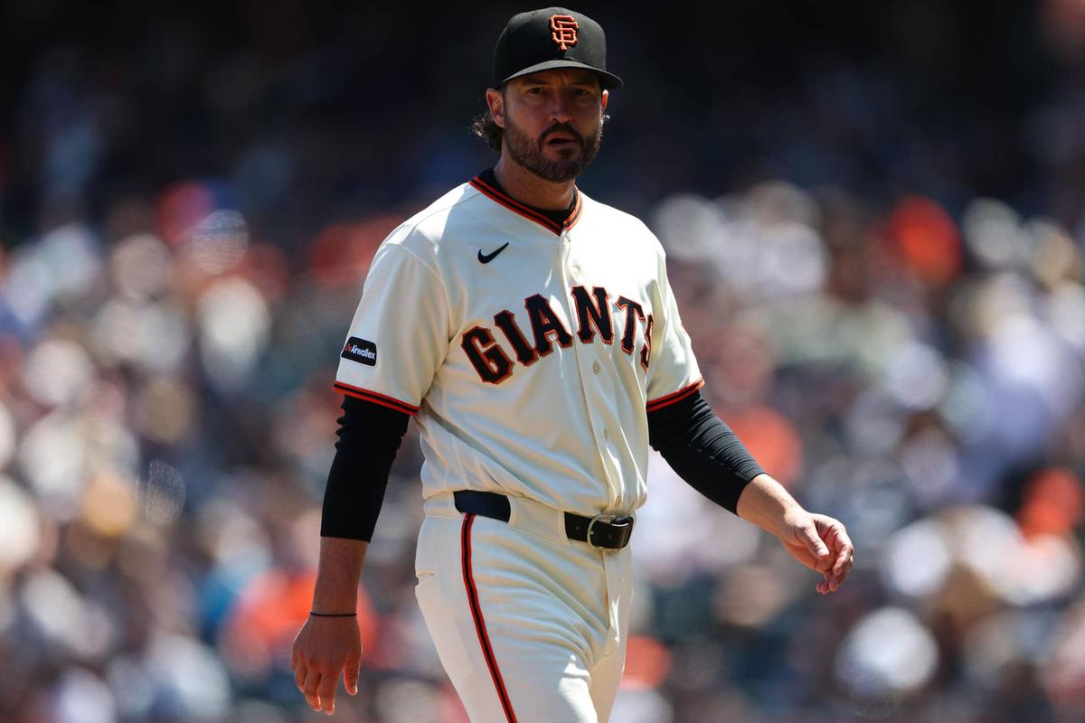  San Francisco Giants manager Tony Vitello (23) walks towards the dugout after making a pitching change © Scott Marshall-Imagn Images