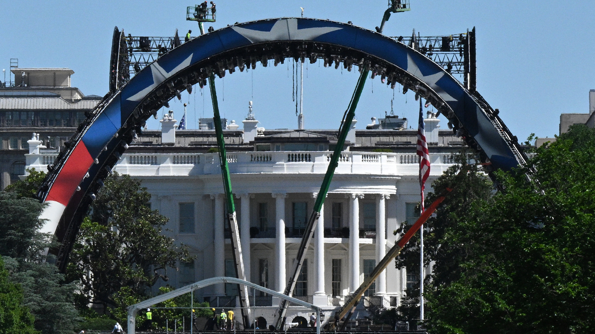 Cranes work on the construction of a structure on the South Lawn of the White House in Washington on May 29 for the upcoming UFC fight that President Donald Trump will host as part of the 250th anniversary of the United States.