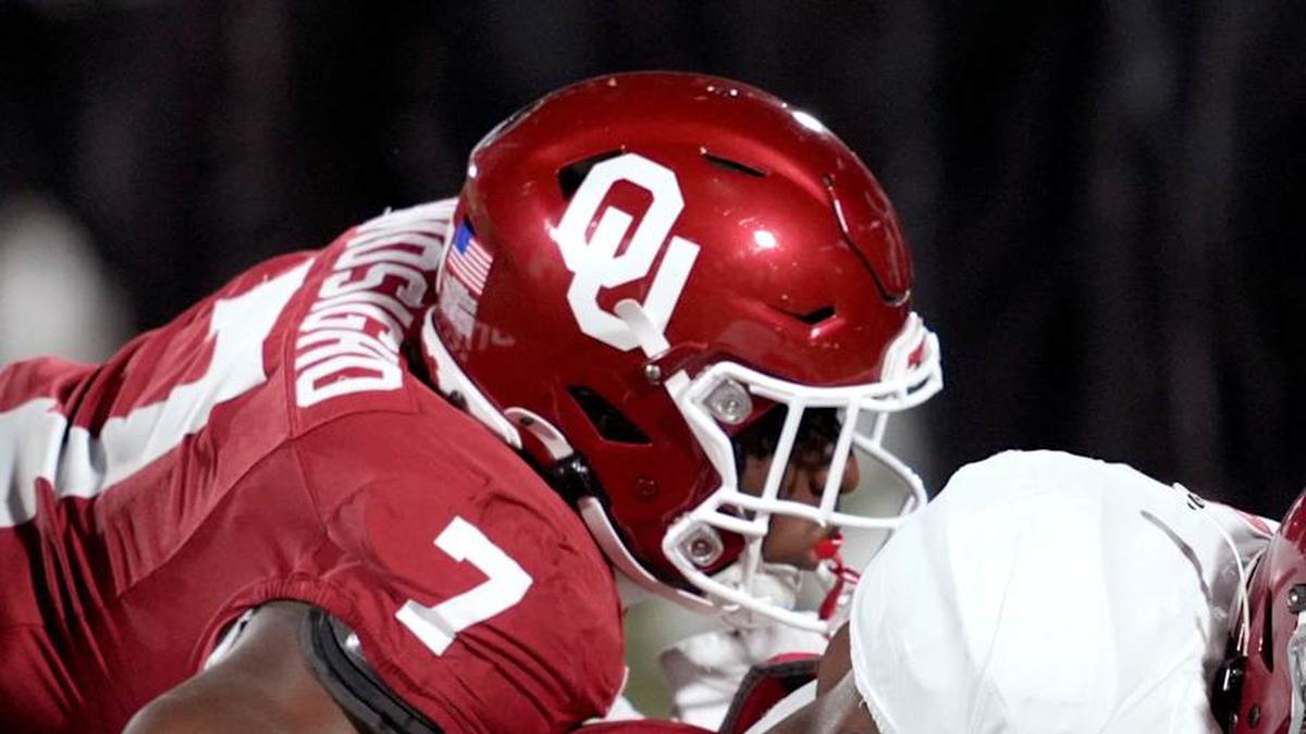  Oklahoma Sooners linebacker Sammy Omosigho (7) brings down Alabama Crimson Tide running back Jamarion Miller (26) during a first-round College Football Playoff game between the University of Oklahoma Sooners (OU) and the Alabama Crimson Tide at Gaylord Family - Oklahoma Memorial Stadium in Norman, Okla., Friday, Dec. 19, 2025. Alabama won 34-24. | BRYAN TERRY/THE OKLAHOMAN / USA TODAY NETWORK via Imagn Images 