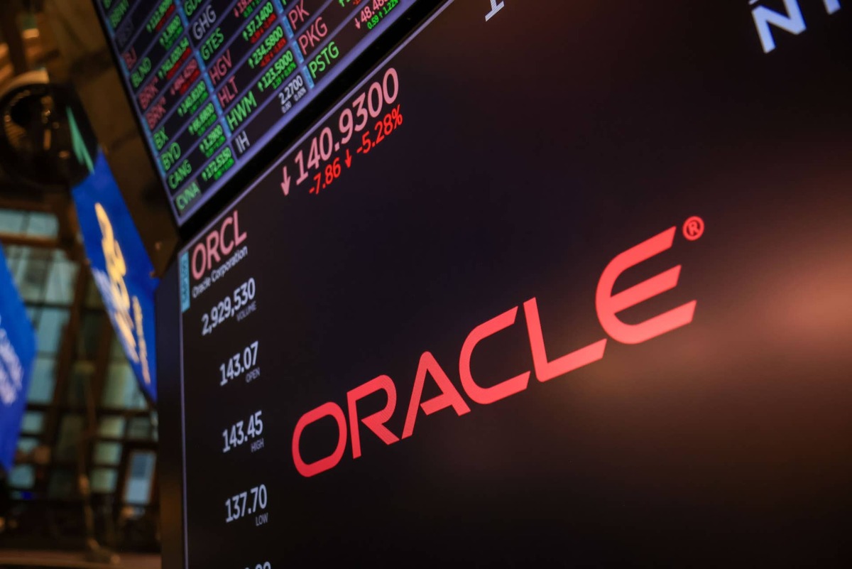  Oracle shares fell for a seventh straight session as a new SEC filing warned that its AI data center buildout could pressure profitability. 