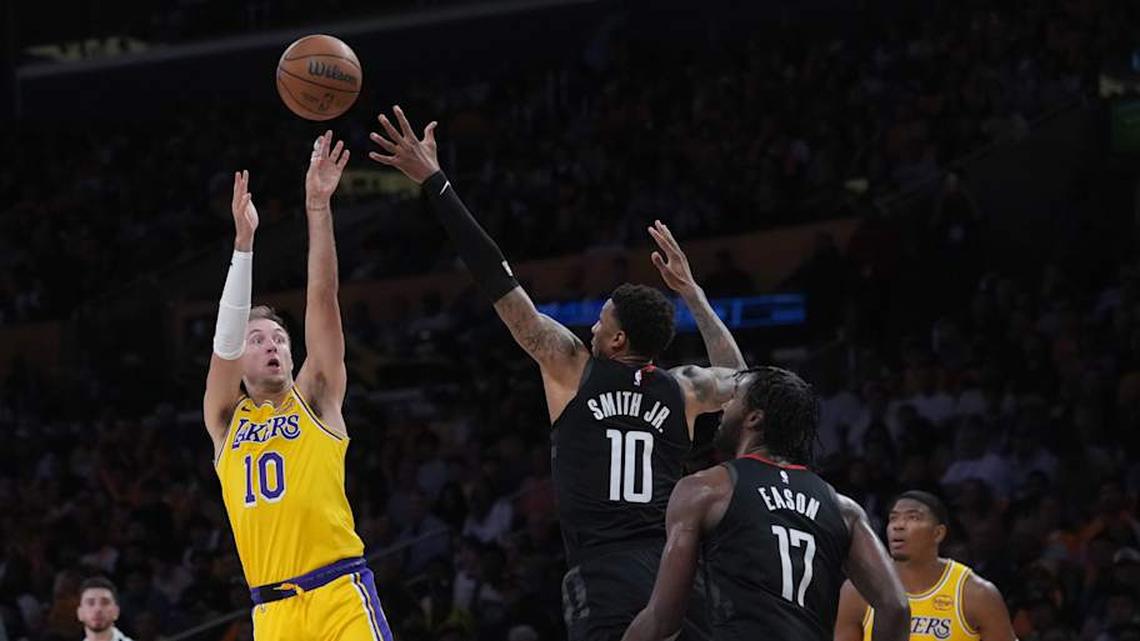  Los Angeles Lakers guard Luke Kennard (10) shoots the ball against Houston Rockets forward Jabari Smith Jr. | Kirby Lee-Imagn Images 
