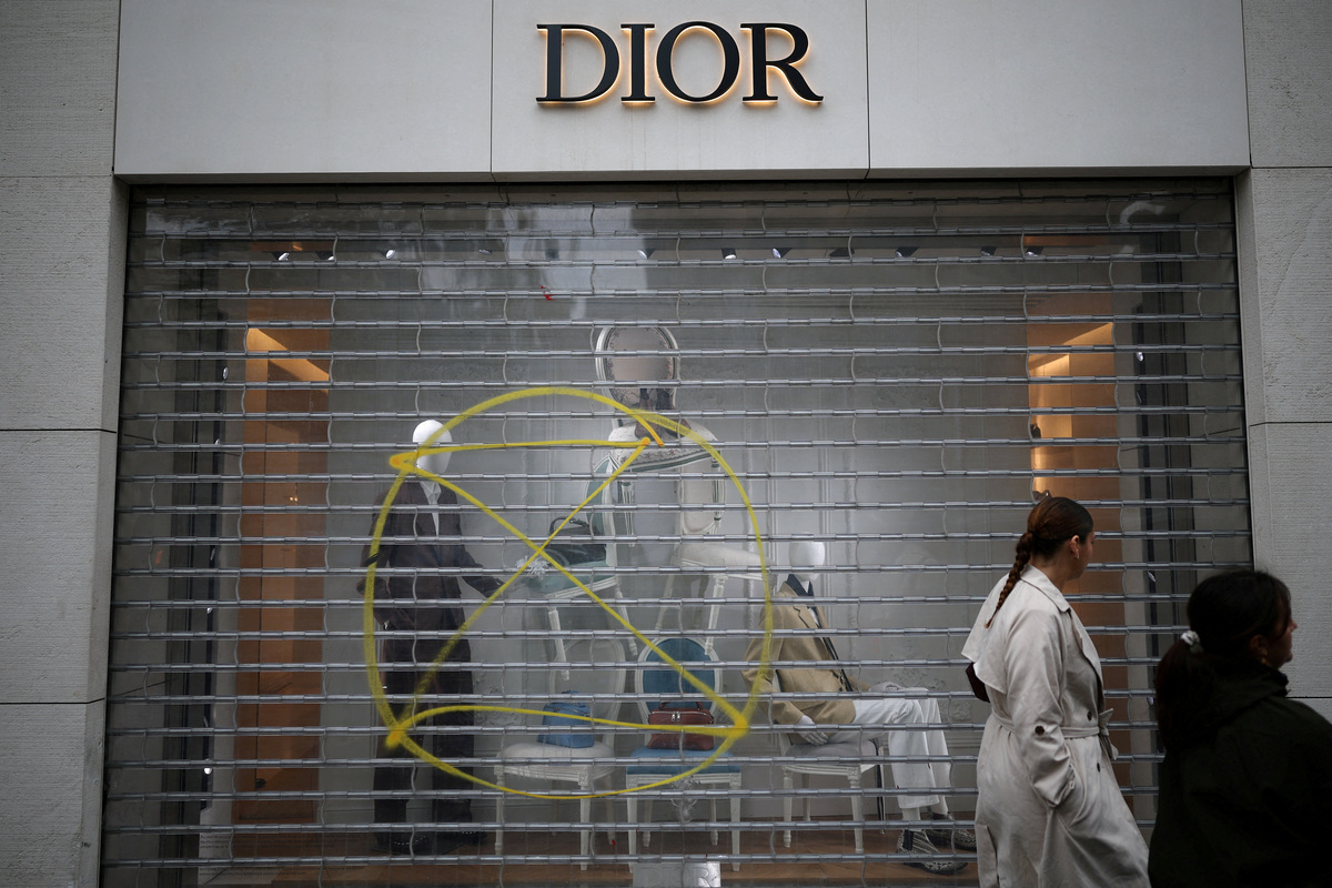 Euro zone growth slows to 4-month low amid rising costs and French ...