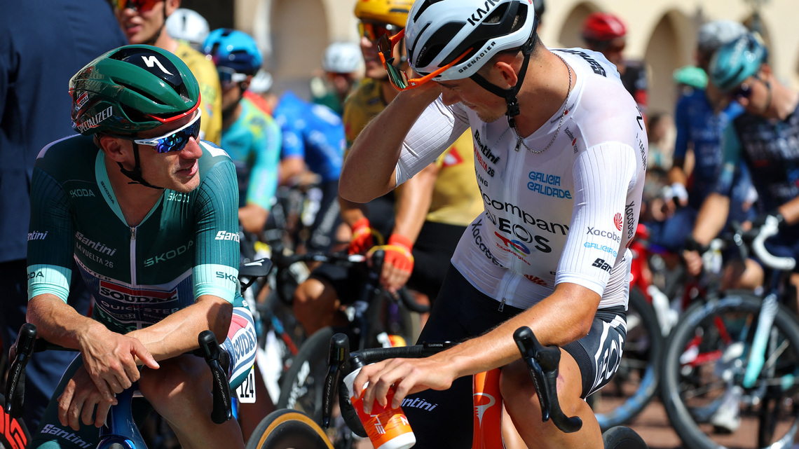 Cycling-Hayter rips open shorts after Vuelta organisers hand him wrong size 