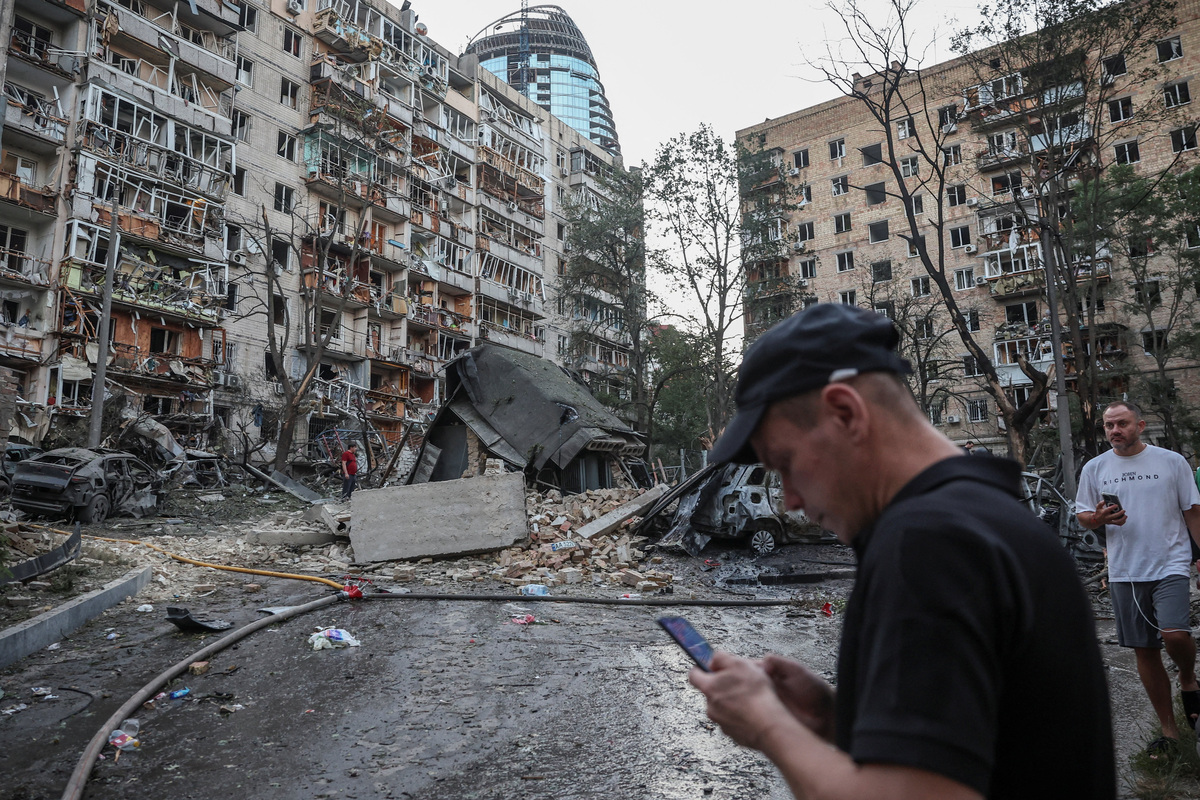 People gather near damaged buildings following overnight Russian missile and drone strikes, amid Russia’s attack on Ukraine, in Kyiv, Ukraine, July 2, 2026. REUTERS/Alina Smutko