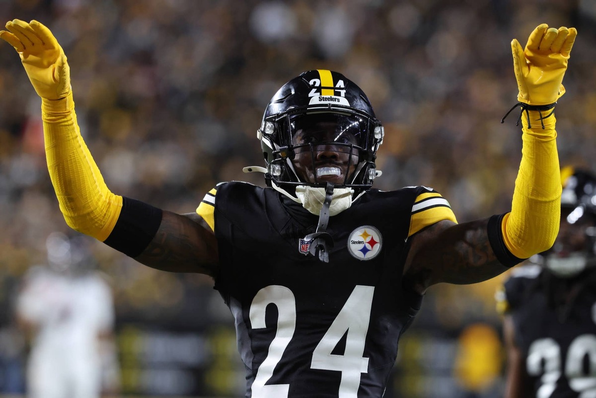  Jan 12, 2026; Pittsburgh, PA, USA; Pittsburgh Steelers cornerback Joey Porter Jr. (24) reacts after a play during the second half of an AFC Wild Card Round game against the Houston Texans at Acrisure Stadium. Mandatory Credit: Charles LeClaire-Imagn Images reuters.com,2026:newsml_MT1USATODAY27993324:1308791640