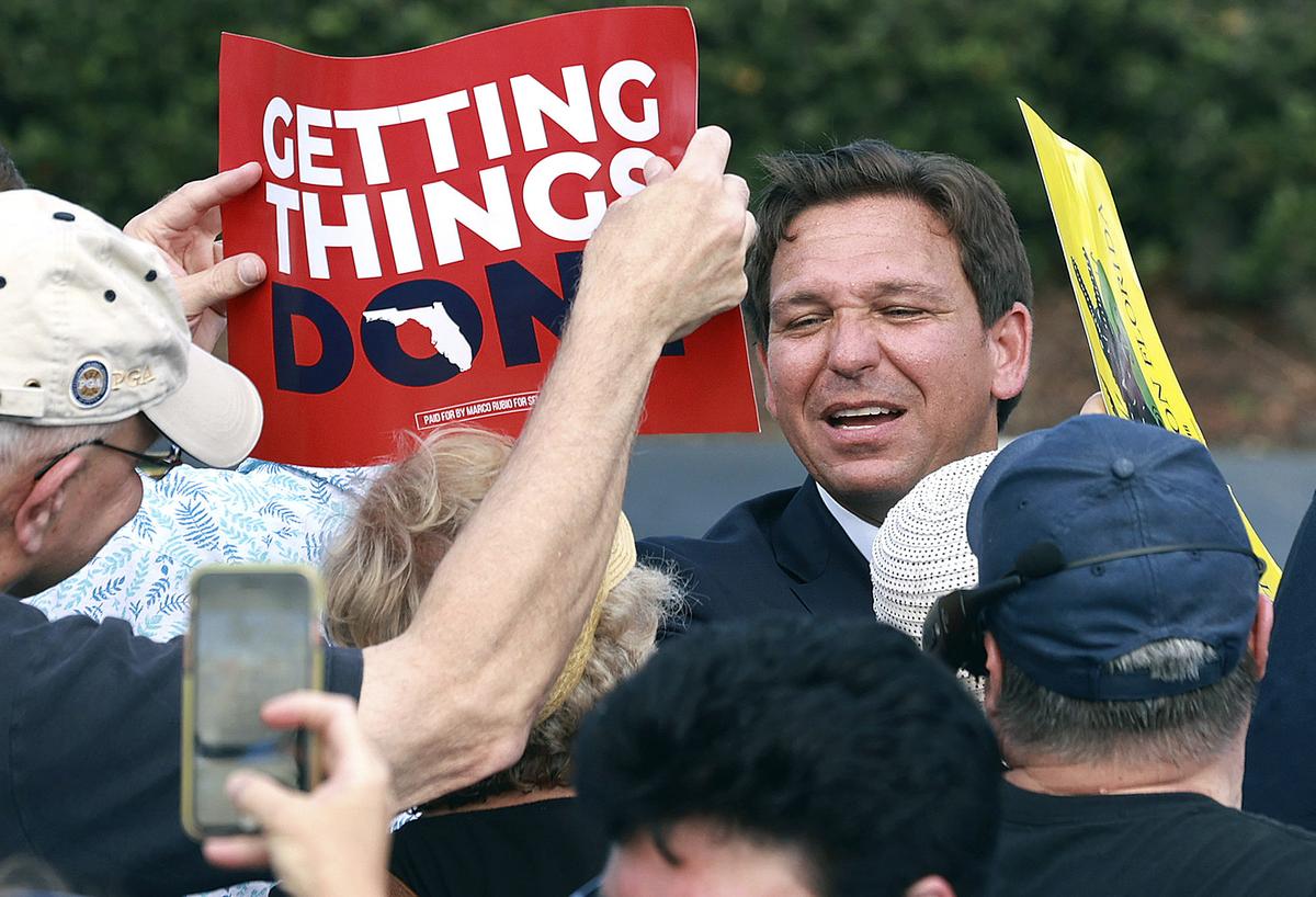 El gobernador de Florida, Ron DeSantis, saluda a sus partidarios durante un mitin en Freedom Park en la comunidad de jubilados de Solivita en Poinciana, Florida, el 3 de noviembre de 2022. (Stephen M. Dowell/Orlando Sentinel vía AP, Archivo)