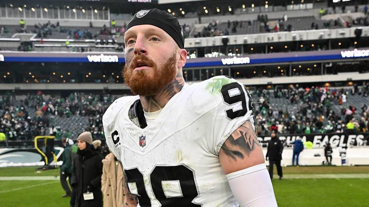  Dec 14, 2025; Philadelphia, Pennsylvania, USA; Las Vegas Raiders defensive end Maxx Crosby (98) on the field after loss to the Philadelphia Eagles at Lincoln Financial Field. Mandatory Credit: Eric Hartline-Imagn Images | Eric Hartline-Imagn Images 