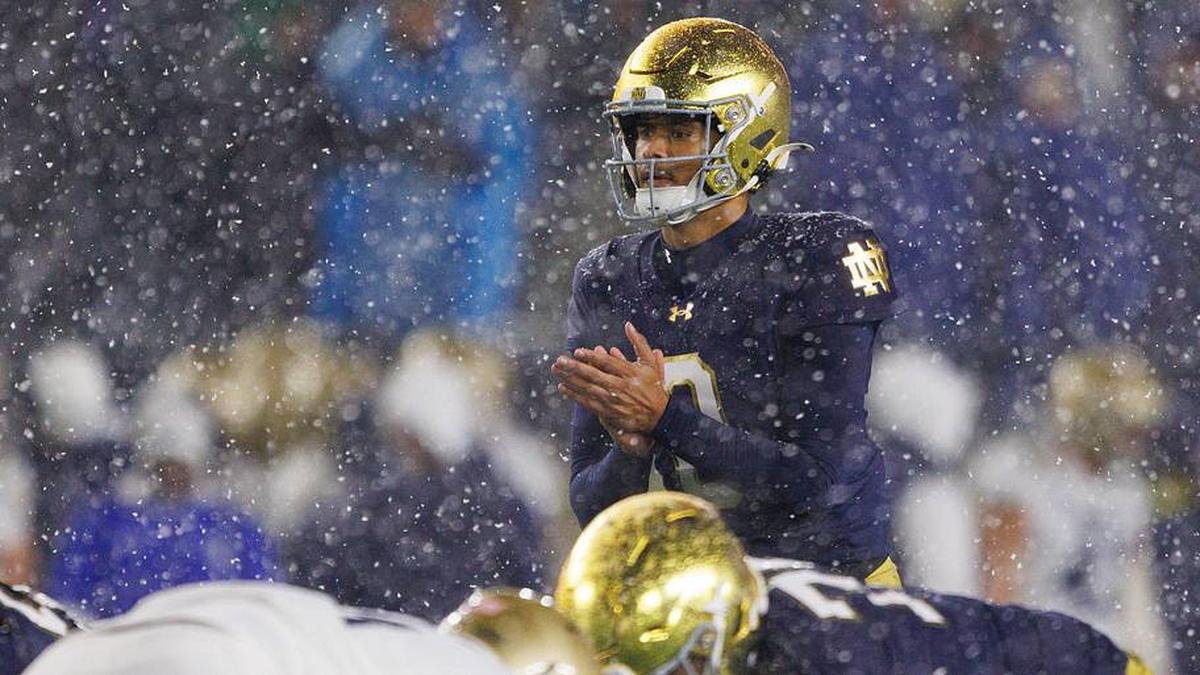  Notre Dame quarterback Kenny Minchey calls the snap during the second half of a NCAA football game against Navy at Notre Dame Stadium on Saturday, Nov. 8, 2025, in South Bend. | MICHAEL CLUBB/SOUTH BEND TRIBUNE / USA TODAY NETWORK via Imagn Images 
