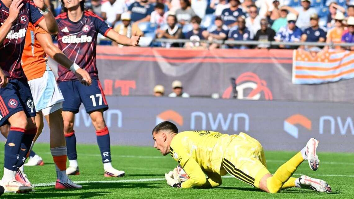 Surging Dynamo face rested but struggling Galaxy side  