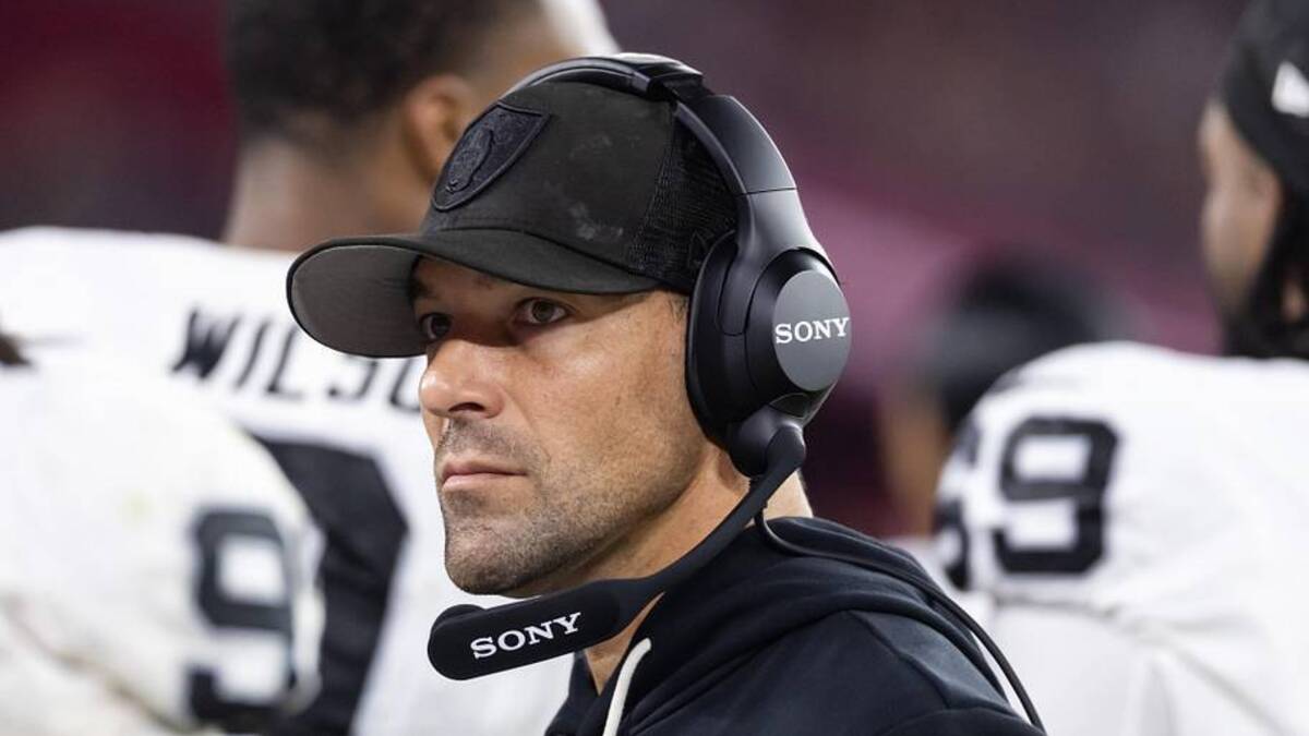 Aug 23, 2025; Glendale, Arizona, USA; Las Vegas Raiders defensive line coach Rob Leonard against the Arizona Cardinals during a preseason NFL game at State Farm Stadium. Mandatory Credit: Mark J. Rebilas-Imagn Images | Mark J. Rebilas-Imagn Images 