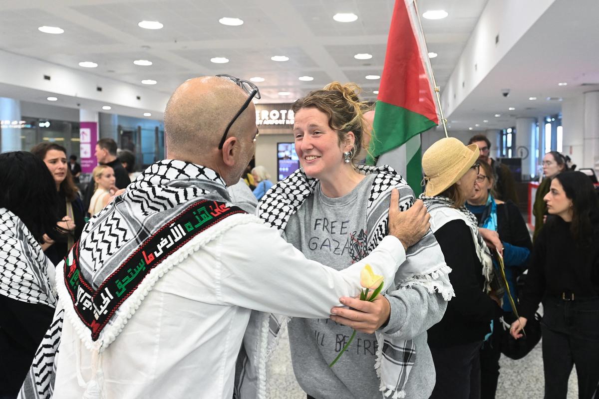 An Australian member of the Global Flotilla to Gaza receives a hug as they arrive at Sydney International Airport, Sydney, Australia, May 25, 2026. REUTERS/Jeremy Piper