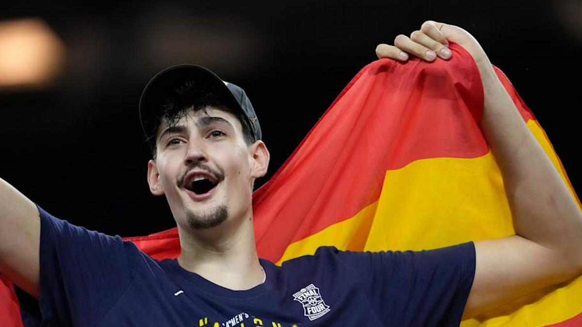  Michigan Wolverines center Aday Mara (15) celebrates the team's NCAA men's basketball tournament national championship victory Monday, April 6, 2026, after defeating the UConn Huskies 69-63 at Lucas Oil Stadium in Indianapolis. | Christine Tannous/IndyStar / USA TODAY NETWORK via Imagn Images 