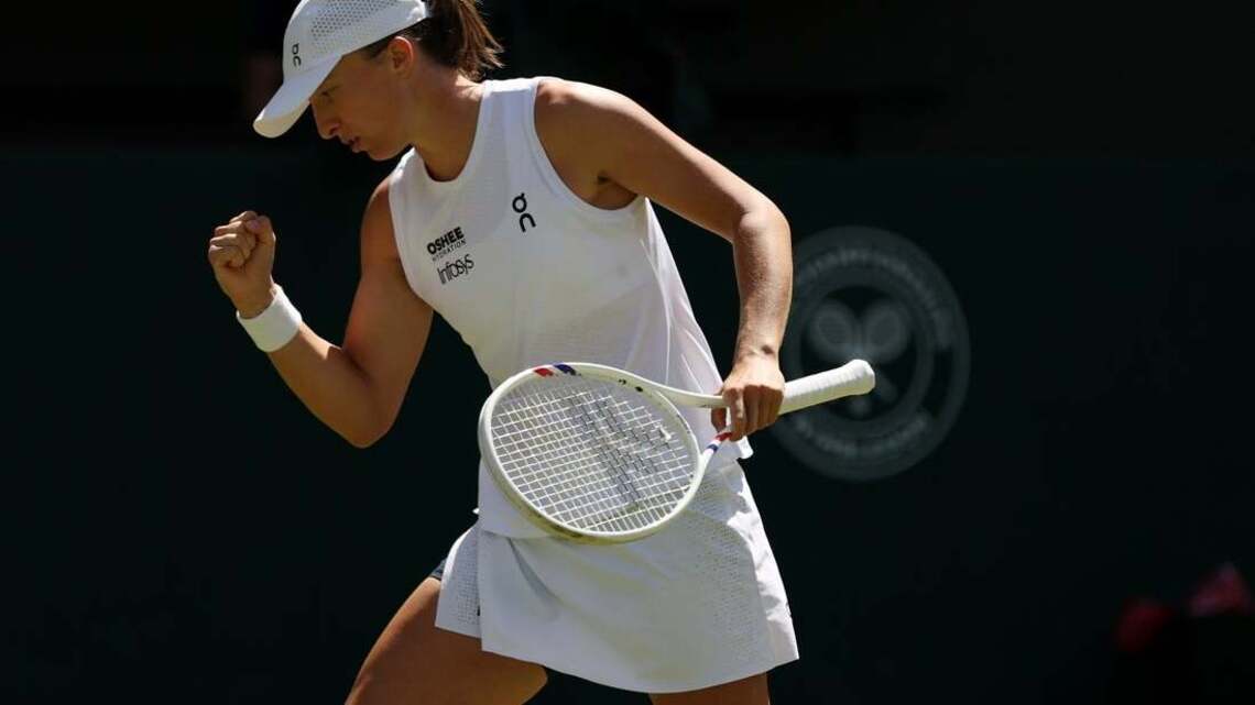 Iga Swiatek coasts past Karolina Pliskova at Wimbledon 