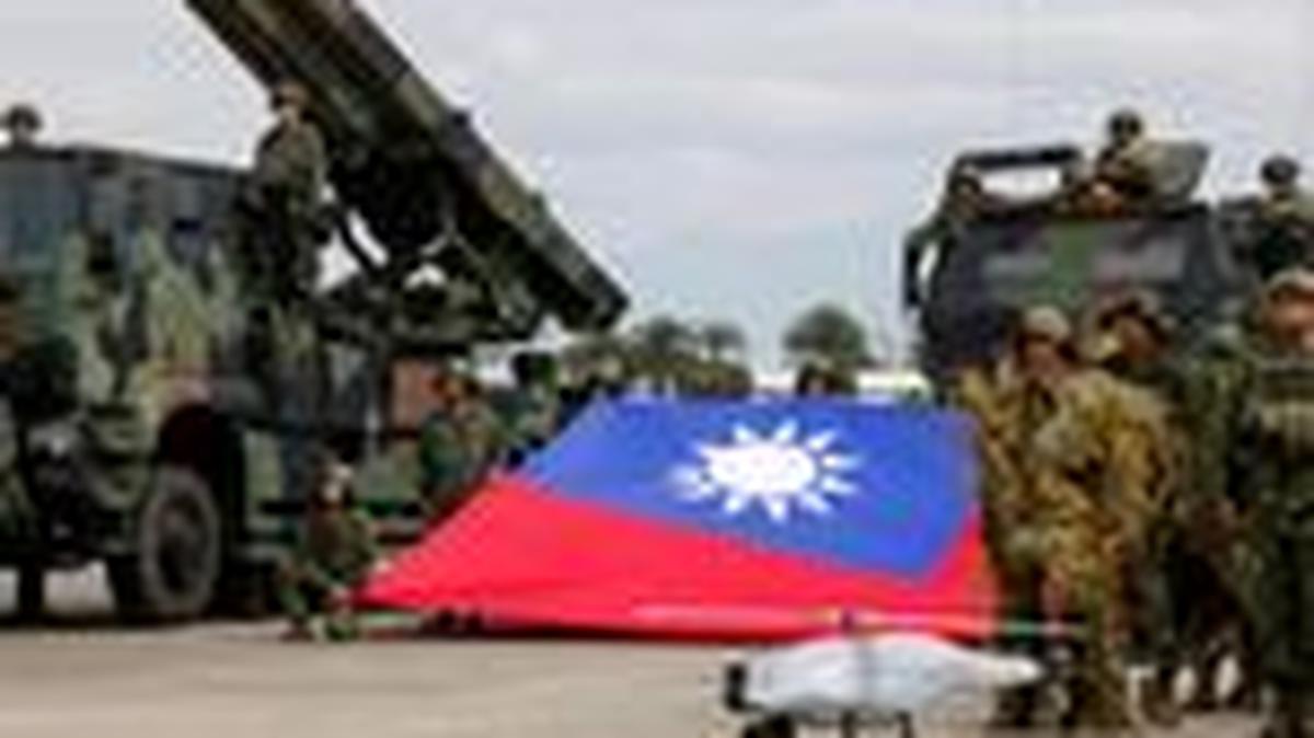 FILE PHOTO: Taiwanese soldiers pose with a Taiwanese flag near a Sky Sword II surface-to-air missile launcher and a military UAV during an annual military exercise ahead of Lunar New Year in Taichung, Taiwan, January 27, 2026. REUTERS/Ann Wang/File Photo