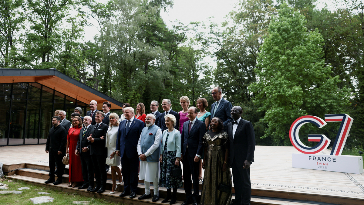 Italy's Prime Minister Giorgia Meloni, European Council President Antonio Costa, Ukraine's President Volodymyr Zelenskiy, Caroline Merotto, wife of Switzerland's President Guy Parmelin, Japan's Prime minister Sanae Takaichi, Swiss Federal President Guy Parmelin, Brazil's Rosangela "Janja" da Silva, Brazil's President Luiz Inacio Lula da Silva, South Korea's President Lee Jae-myung, France's President Emmanuel Macron, South Korea's first lady Kim Hea Kyung, French President's wife Brigitte Macron, British Prime Minister's wife Victoria Starmer, U.S. President Donald Trump, Britain's Prime Minister Keir Starmer, India's Prime Minister Narendra Modi, Canada's Prime Minister Mark Carney, Canadian Prime Minister's wife Diana Carney, European Commission President Ursula von der Leyen, German Chancellor's wife Charlotte Merz, European Commission President's husband Heiko von der Leyen, , Germany's Chancellor Friedrich Merz, Kenya's first lady Rachel Ruto and Kenya's President William Ruto pose for a family photo before a cultural performance and concert during the G7 summit, in Evian-les-Bains, France, June 16, 2026. REUTERS/Evelyn Hockstein
