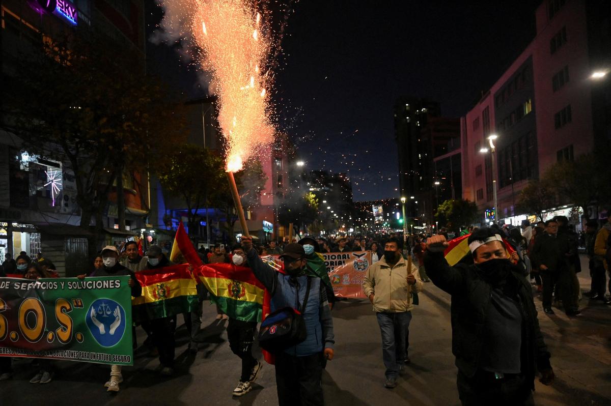 Demonstrators take part in a march, which organizers have dubbed a "defense of democracy," to rally against road blockades and what they call pressure measures used by protesters calling for the resignation of Bolivia’s President Rodrigo Paz, amid the country’s economic and fuel crisis, in La Paz, Bolivia, May 20, 2026. REUTERS/Claudia Morales