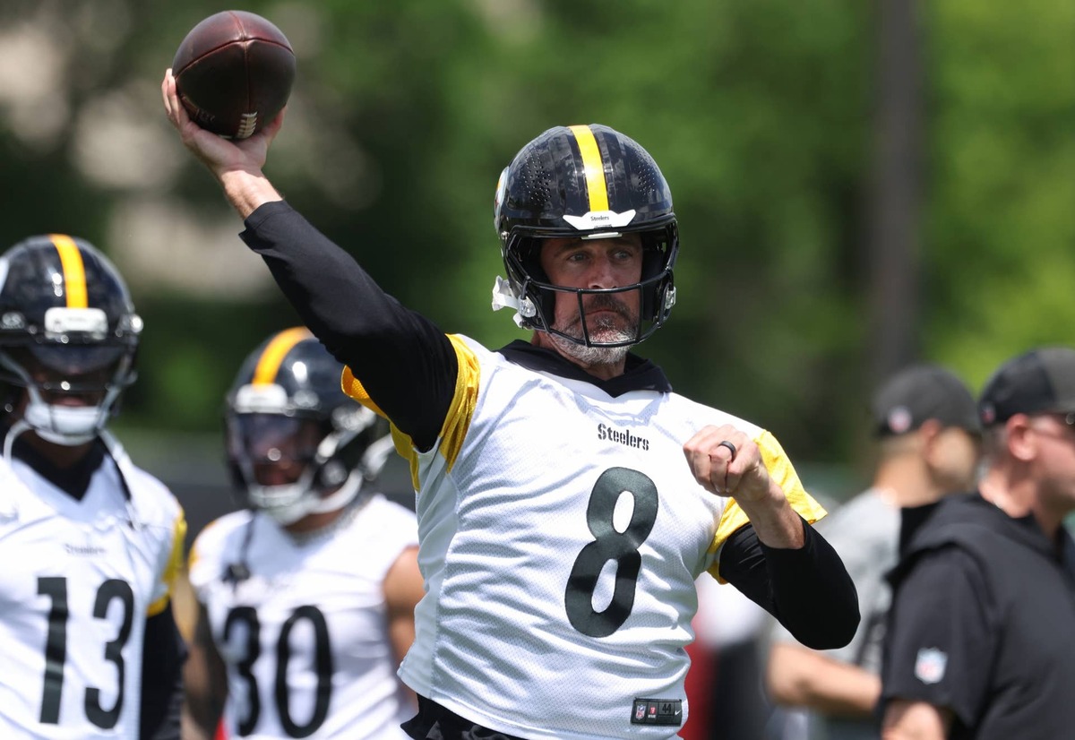  May 28, 2026; Pittsburgh, PA, USA; Pittsburgh Steelers quarterback Aaron Rodgers (8) participates in OTA drills at the UPMC Rooney Sports Complex. Mandatory Credit: Charles LeClaire-Imagn Images reuters.com,2026:newsml_MT1USATODAY29076183:573005149