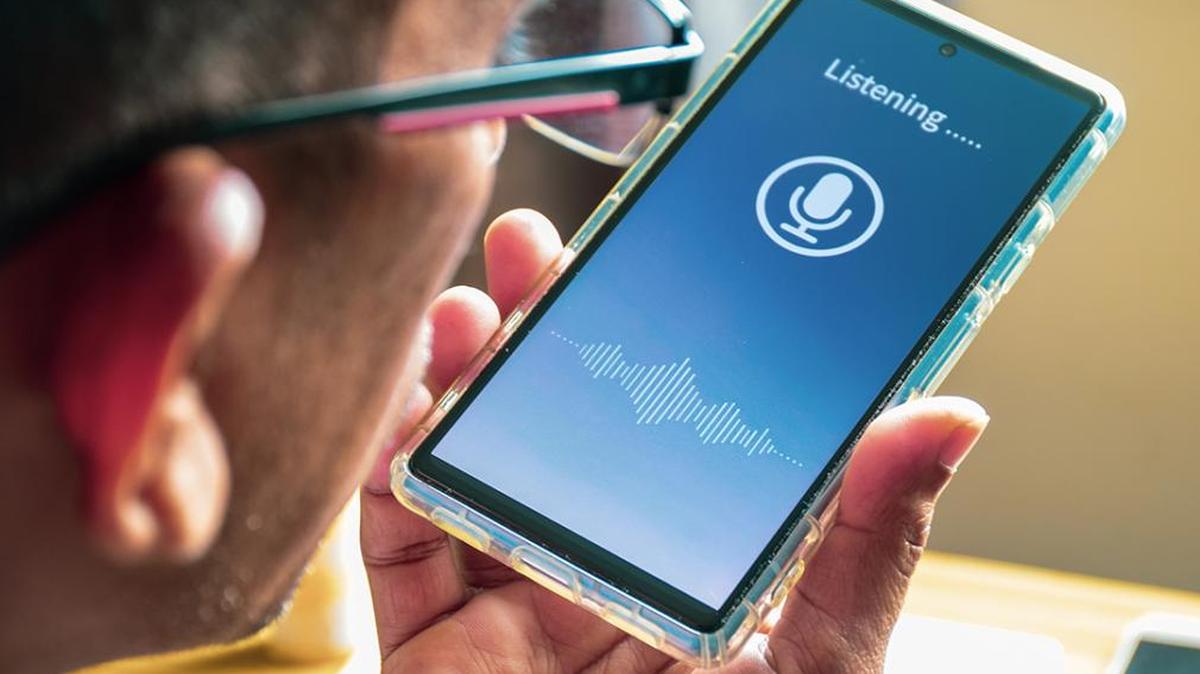 Con la tecnología aportada por el acusado, los cómplices manipularon los números de teléfono de los identificadores de llamadas de las víctimas, lo que les permitió hacer llamadas intimidatorias,