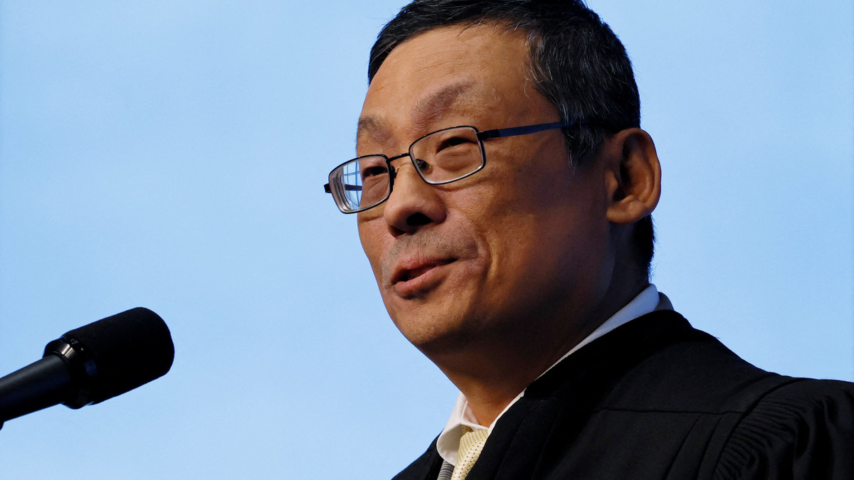 FILE PHOTO: U.S. District Court Judge Myong Joun presides over a naturalization ceremony for new U.S. citizens at the John F. Kennedy Presidential Library in Boston, Massachusetts, U.S., August 19, 2025. REUTERS/Brian Snyder/File Photo