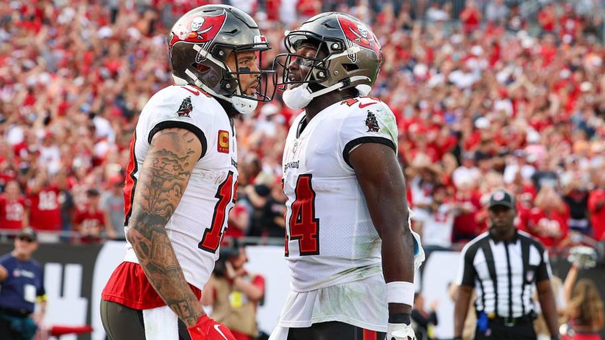  Jan 1, 2023; Tampa, Florida, USA; Tampa Bay Buccaneers wide receiver Chris Godwin (14) congratulates wide receiver Mike Evans (13) after scoring a touchdown against the Carolina Panthers in the fourth quarter at Raymond James Stadium. Mandatory Credit: Nathan Ray Seebeck-Imagn Images | Nathan Ray Seebeck-Imagn Images 
